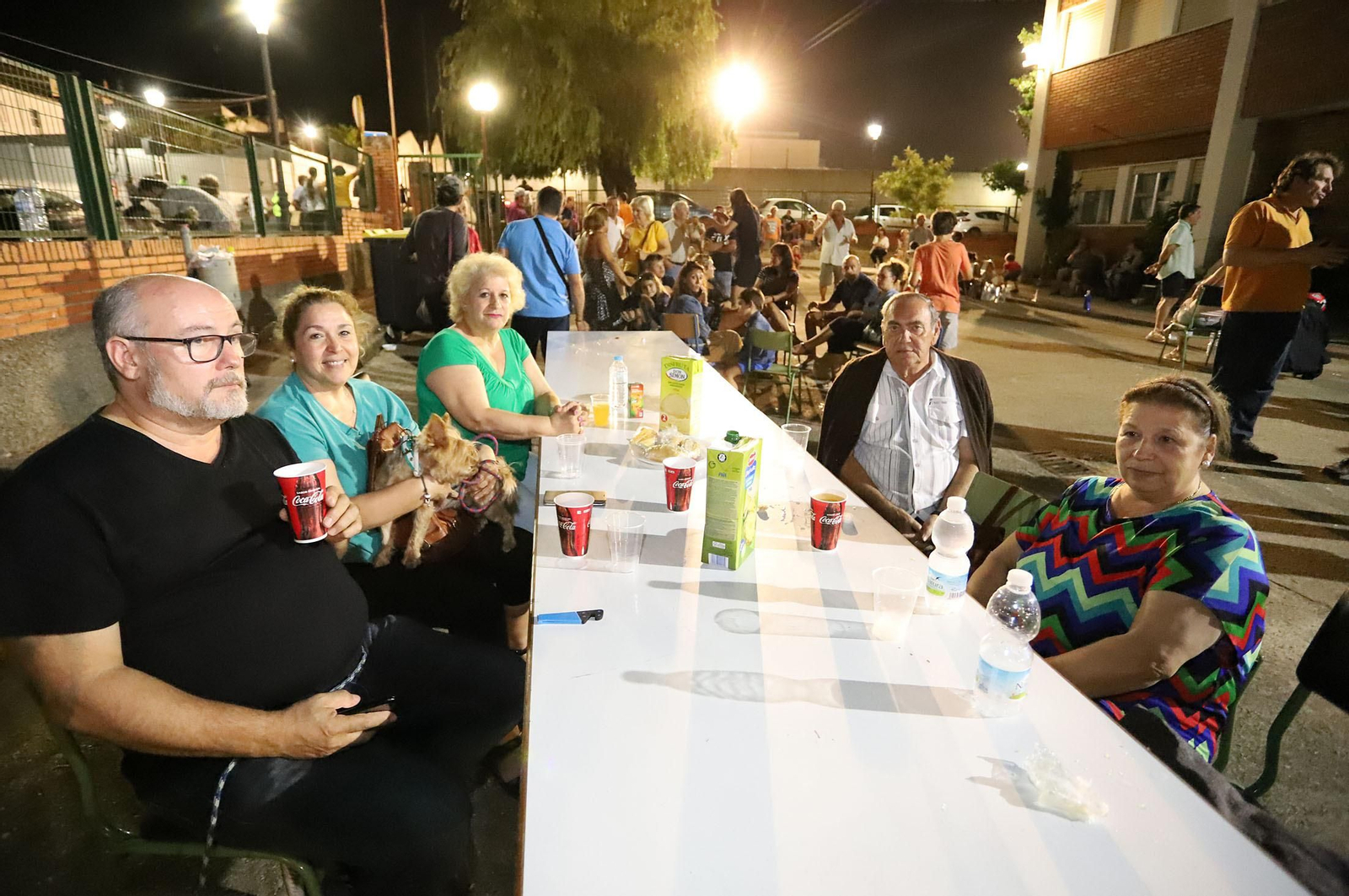 Imágenes de los evacuados de  Almonaster acogidos en Cortegana por el incendio