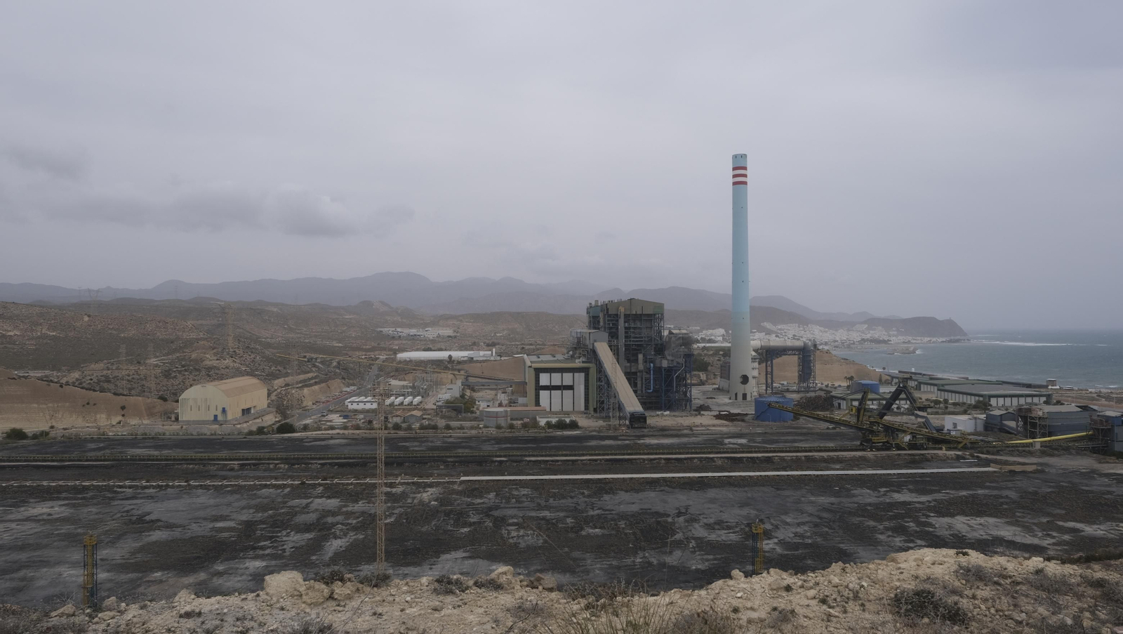 El derribo de la Torre Litoral de Endesa en Carboneras, en imágenes