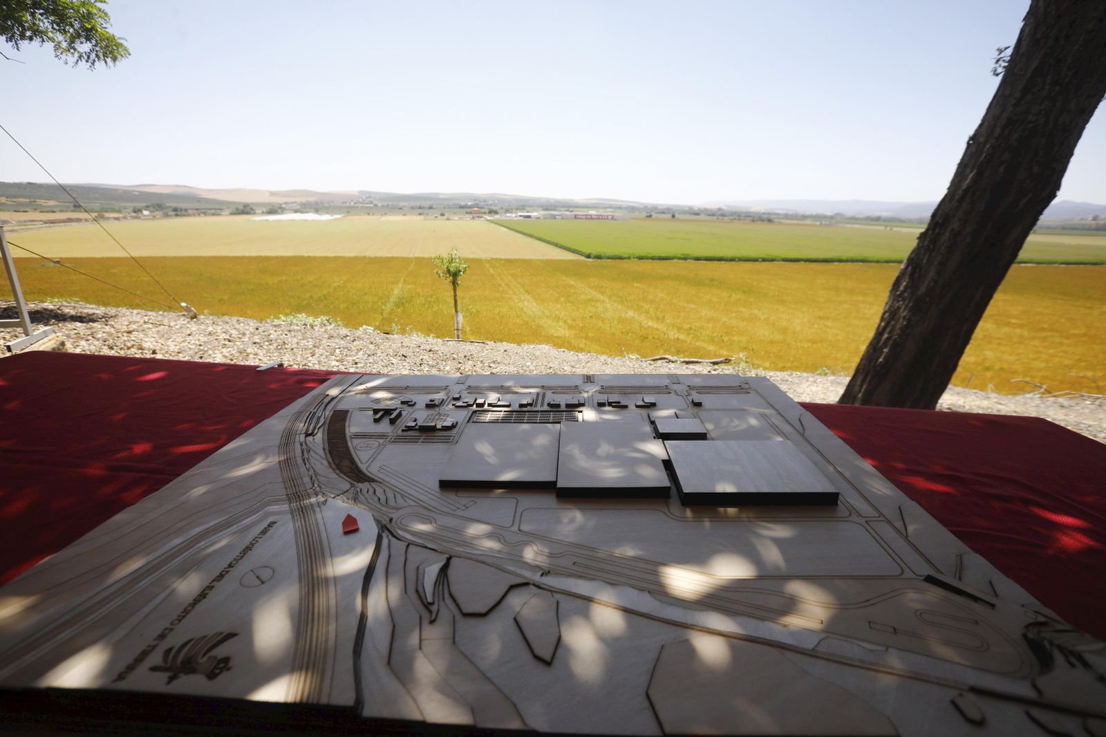 Maqueta de la Base Logistica en los terrenos en los que irá ubicado el complejo.