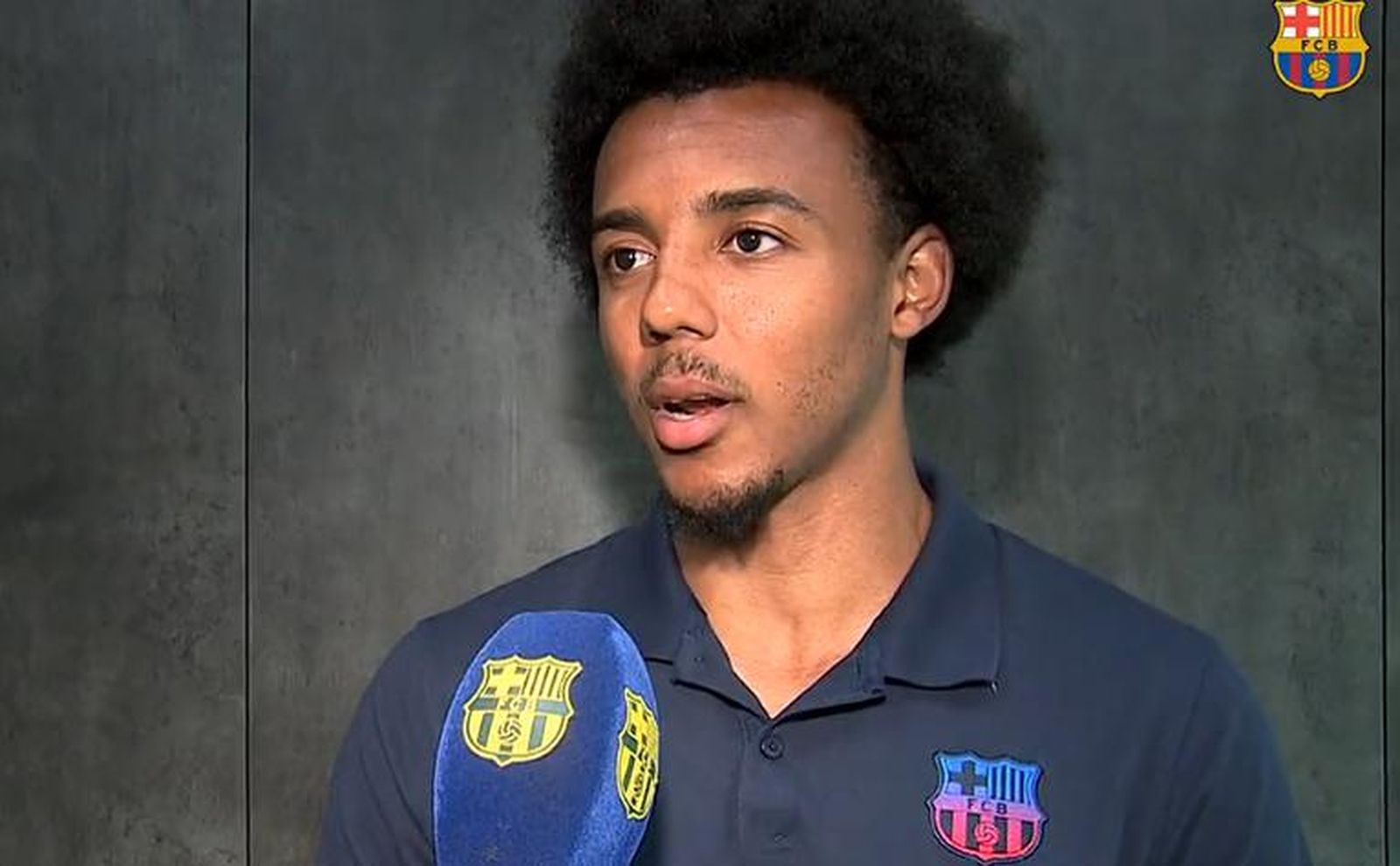 Koundé atiende a los medios oficiales del Barça.