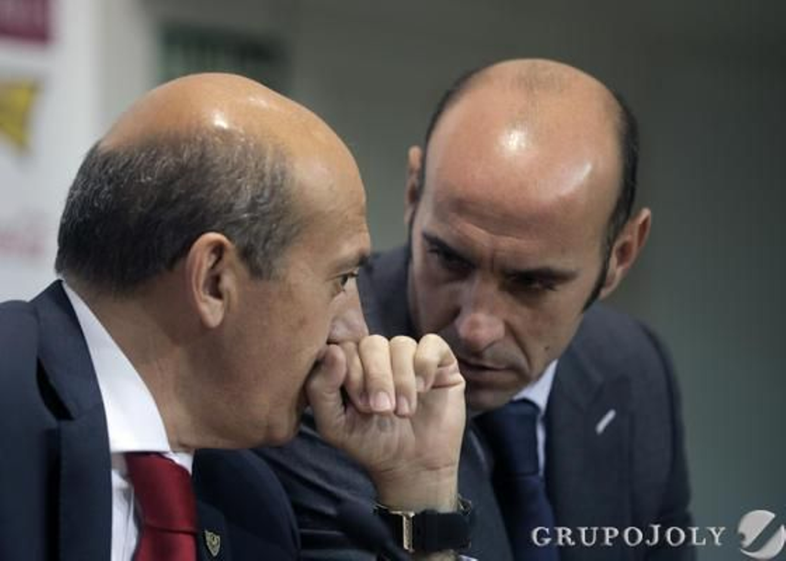 Del Nido escucha a Monchi en la presentación de Unai Emery.

Foto: Antonio Pizarro