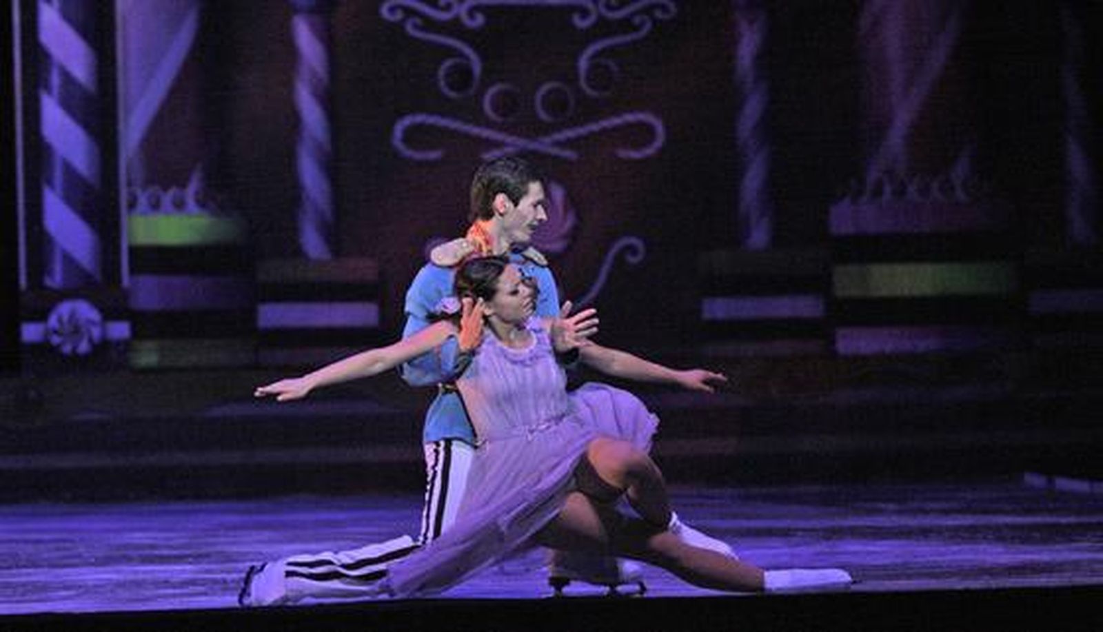 Imagen de 'El cascanueces' sobre el hielo en el Teatro de la Maestranza. / Antonio Pizarro