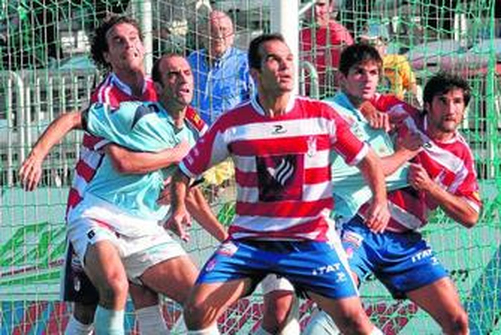 Rubén García (el primero de celeste por la derecha) en el Lucena-Granada de la pasada Liga.