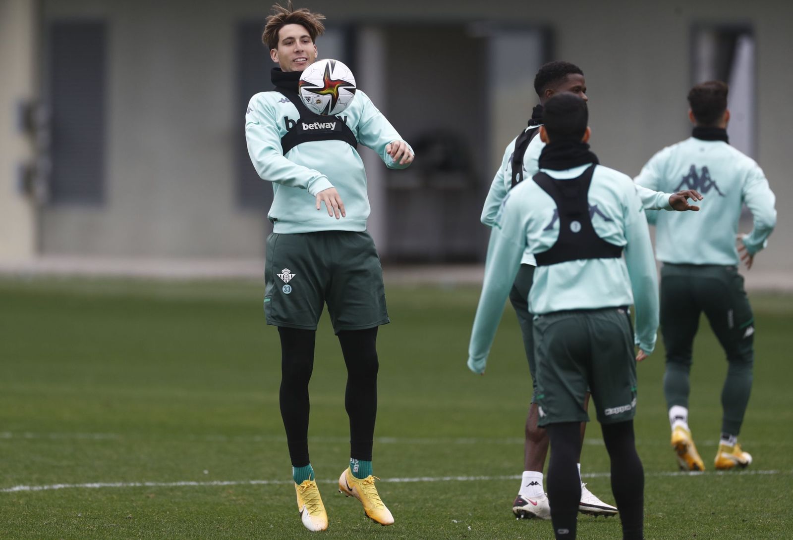 Miranda, en un momento del entrenamiento de este lunes.