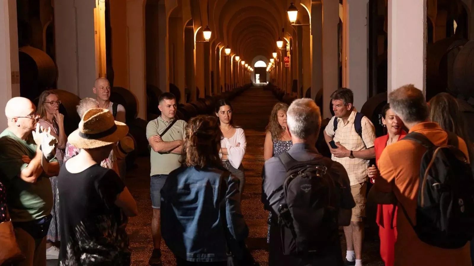Enoturistas en una visita guiada a una bodega de Jerez.
