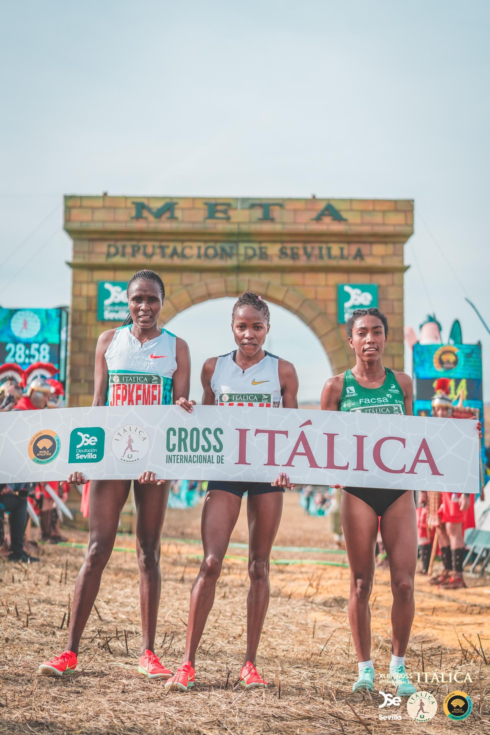 Búscate en las fotos del Cross de Itálica 2025 | 11