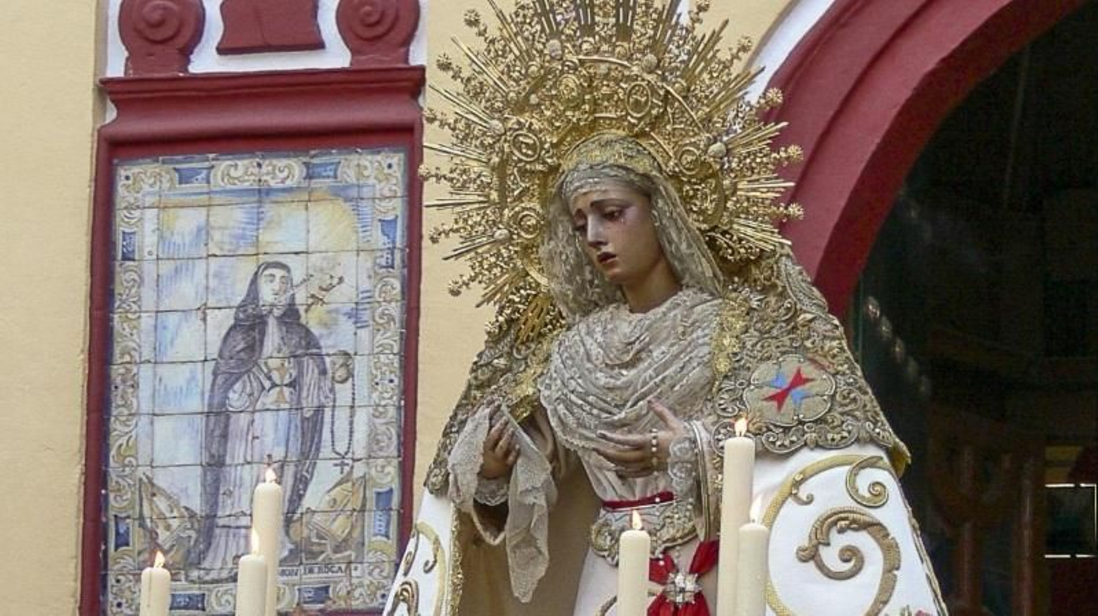 La Esperanza trinitaria ya salió en rosario vespertino en el marco de su coronación canónica