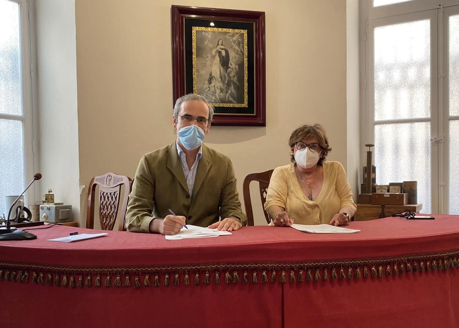 Ernesto Cervilla, presidente del Colegio de Farmacéuticos de Cádiz, junto a Pilar Álvarez, presidenta de ALCA, durante la firma del convenio de colaboración que da pie a esta iniciativa.