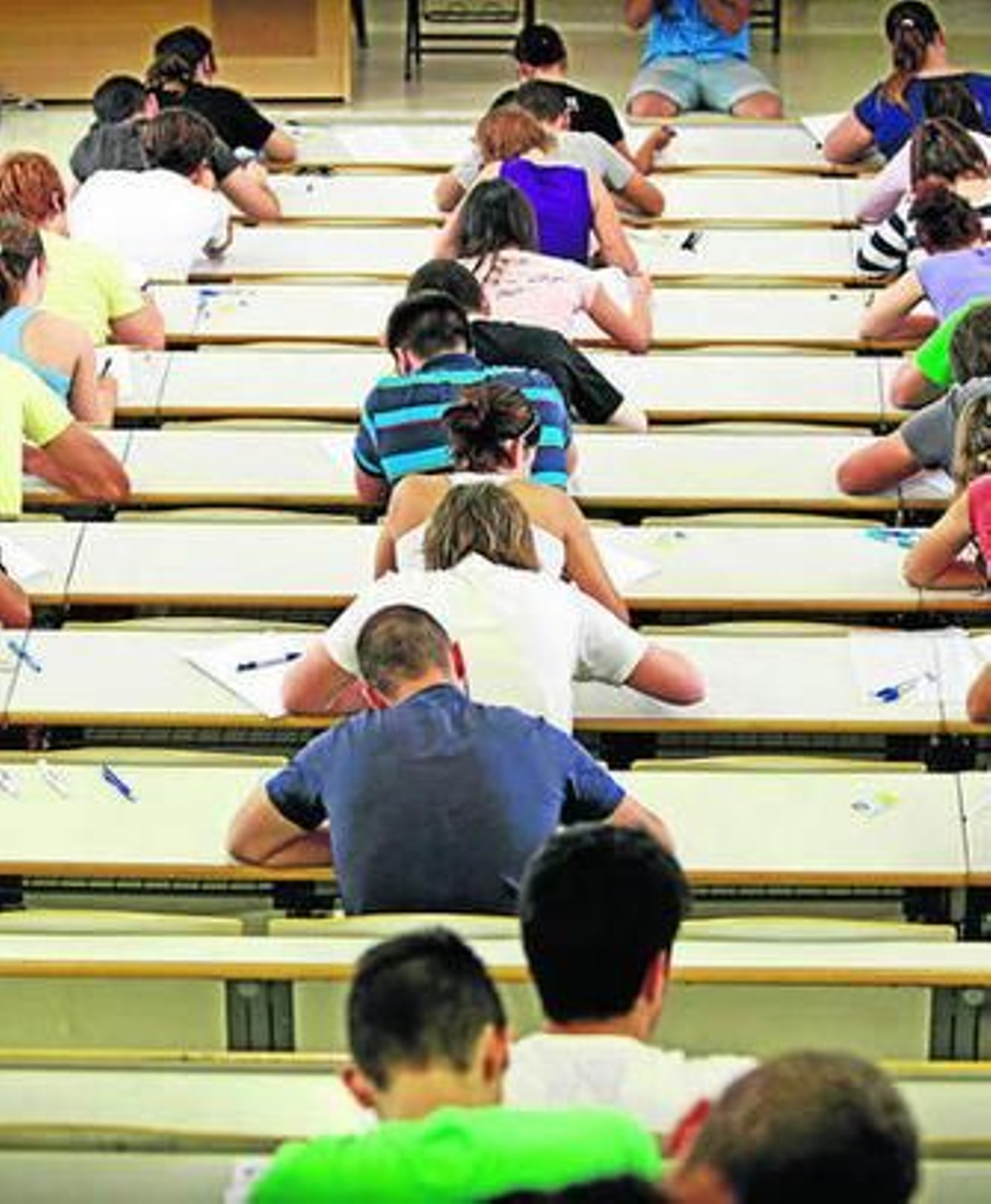 Alumnos realizando el último examen de selectividad.