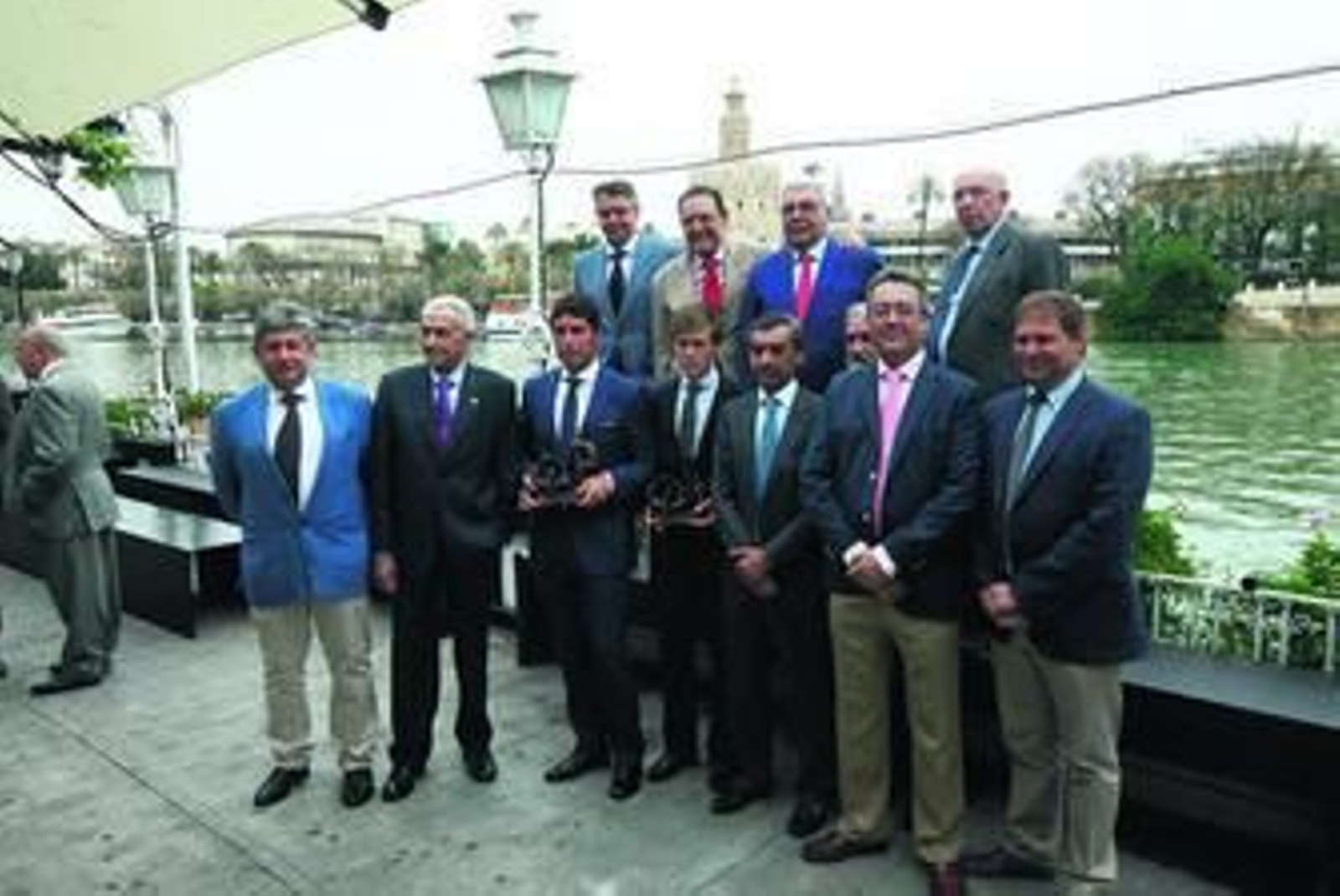 José Luis Neiro y Javier Jiménez, con sus respectivos trofeos, rodeados del equipo médico de la Maestranza.