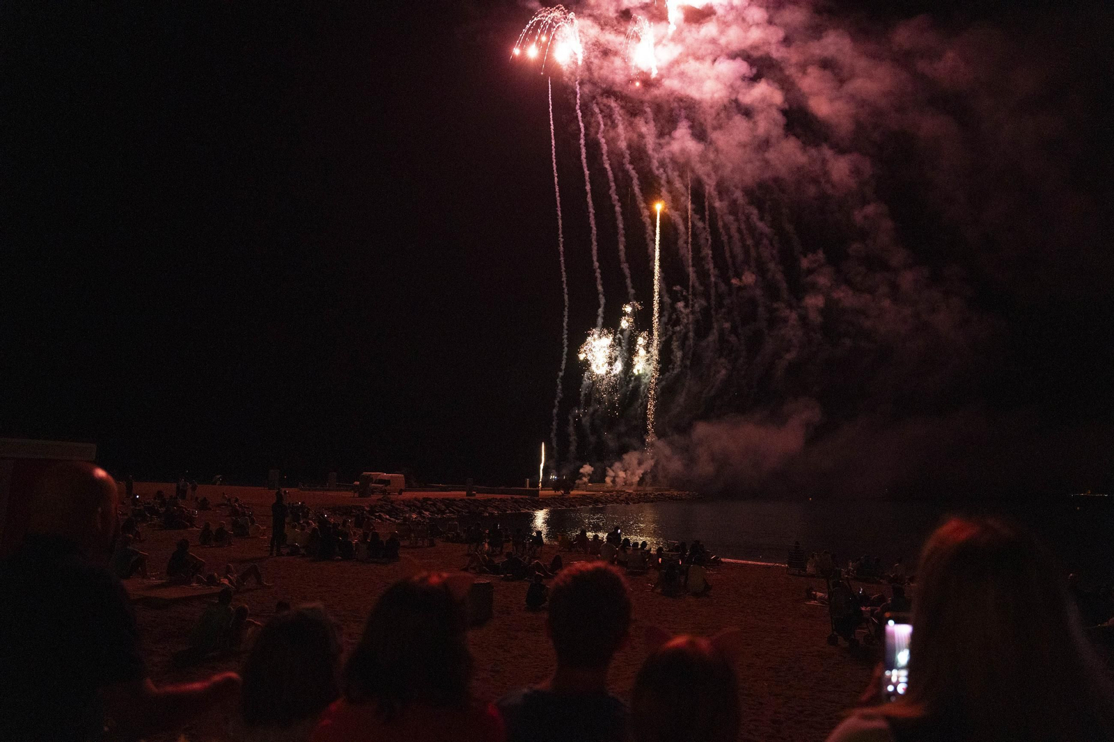 Las mejores imágenes del espectáculo piromusical que da cierre a la feria de Almería