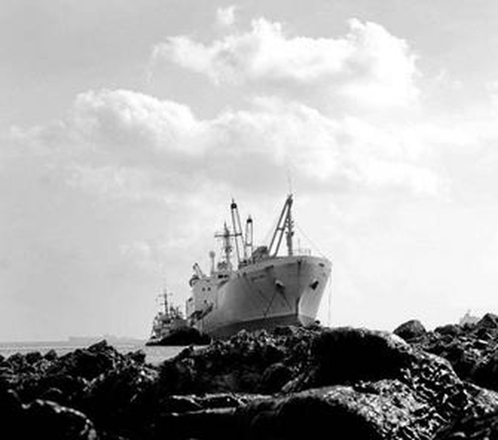 Imagen del 'Sierra Nava' accidentado en la costa algecireña.