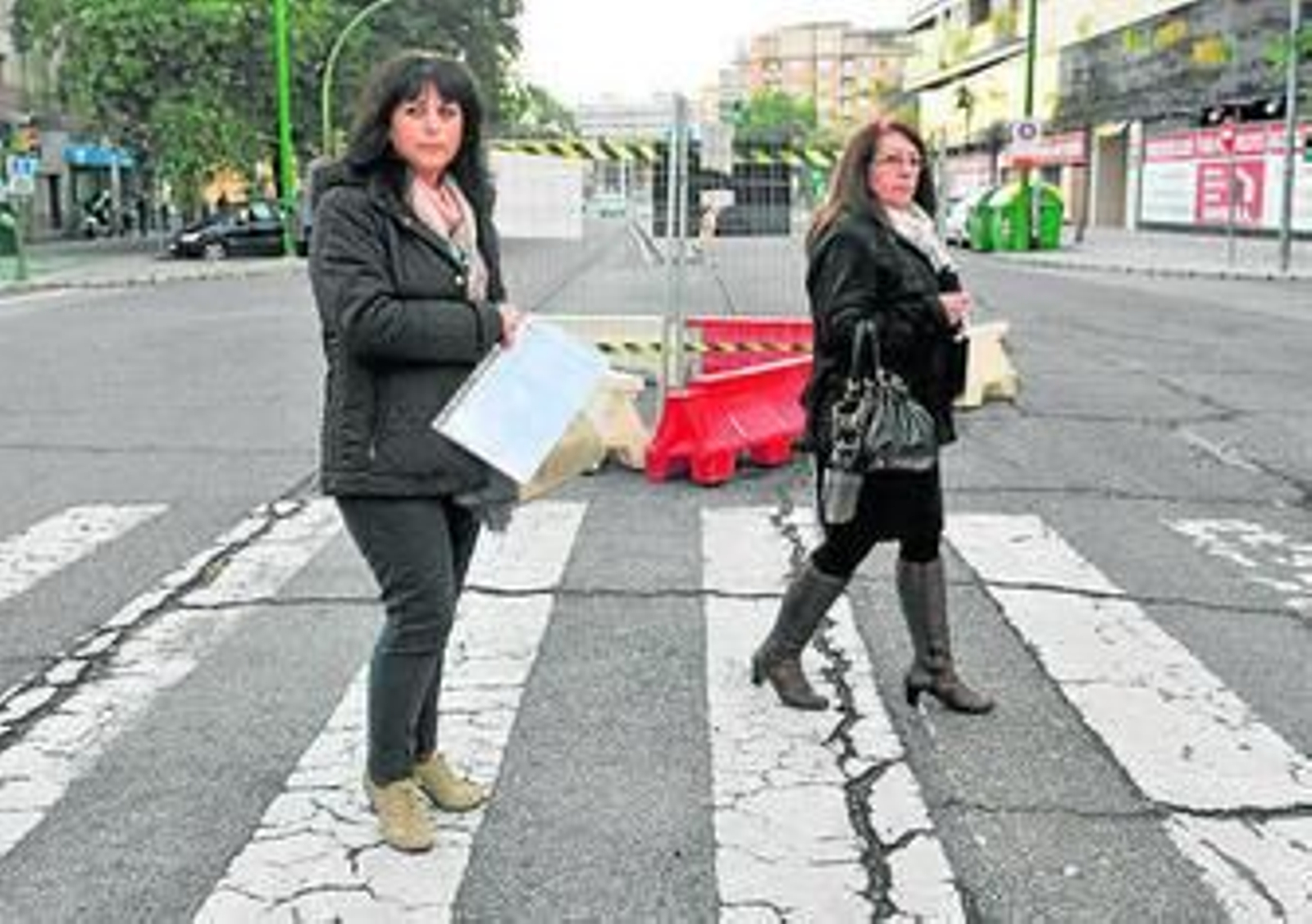 Antonia Durán y Encarnación Lucenillas, camino de los juzgados de lo Social.