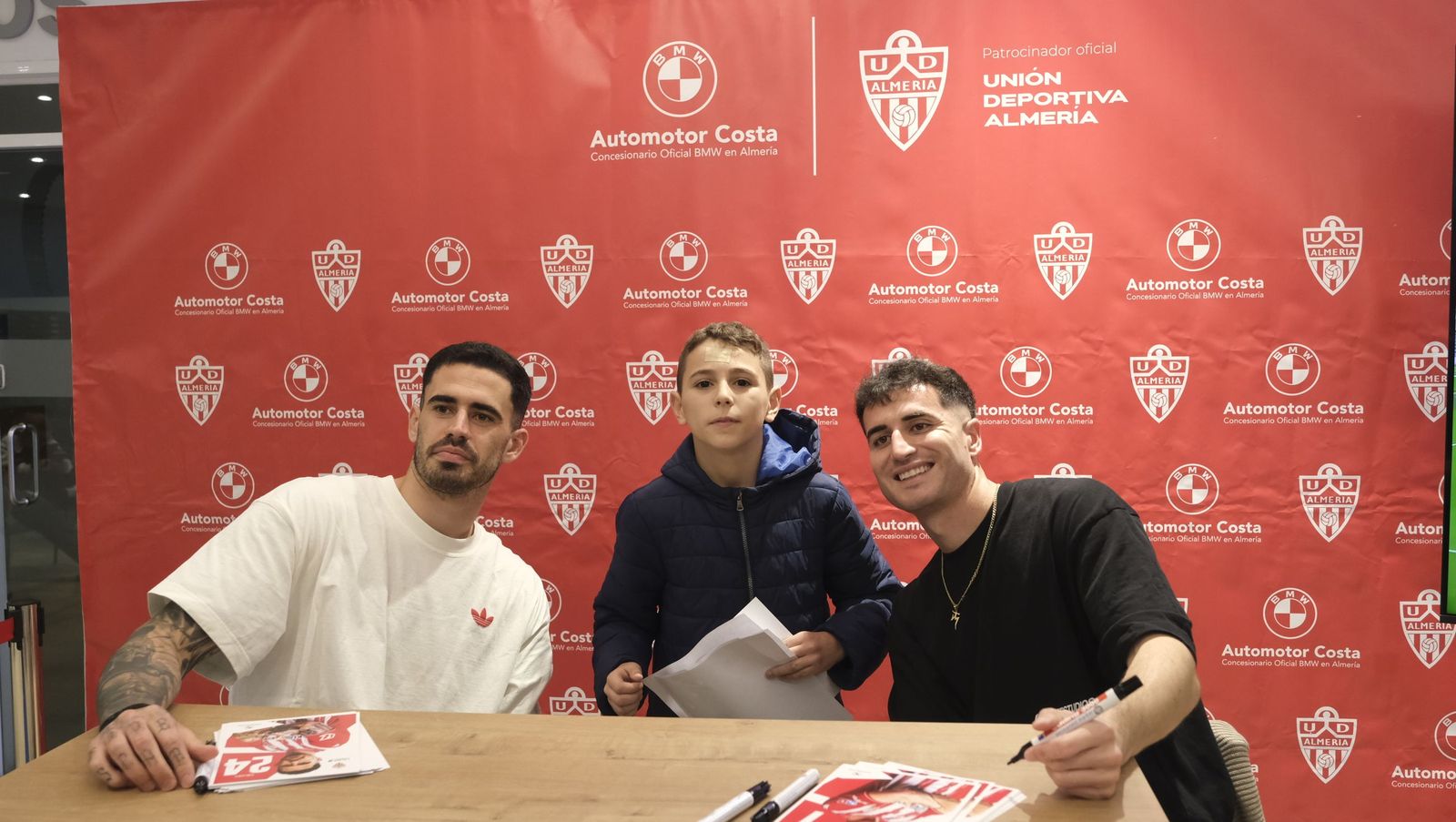 La firma de autógrafos de Jon Morcillo y Miguel de la Fuente en Automotor Costa BMW