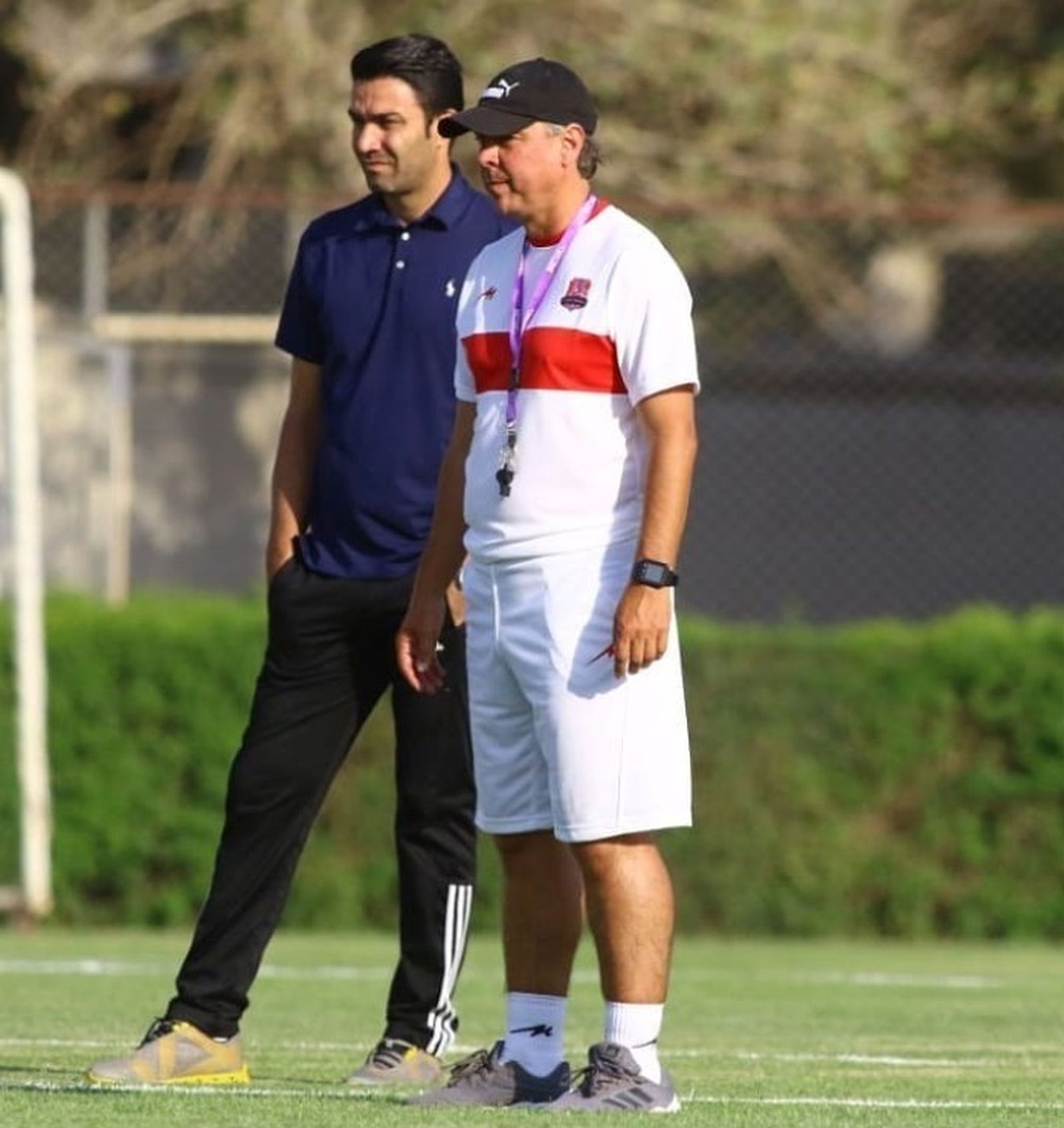 Pepe Losada aparece en compañía de Javad Nekounam en el campo de entrenamiento.