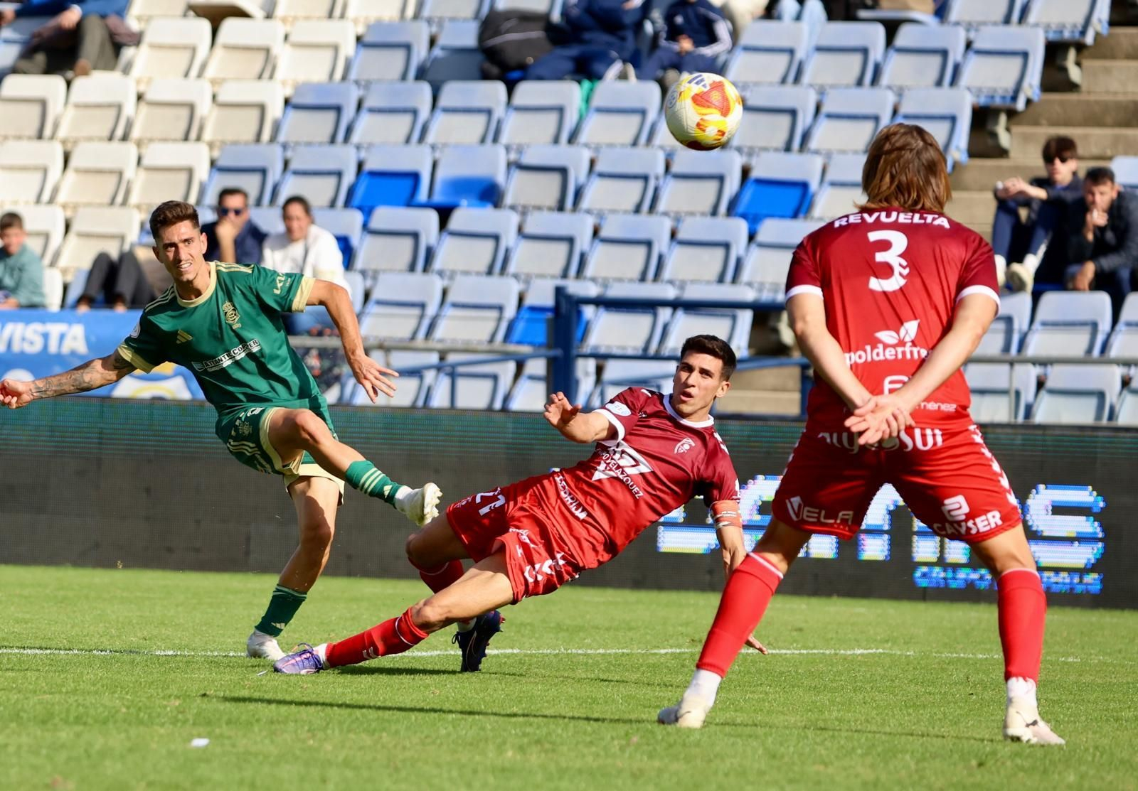 Mario da Costa pone el balón para firmar el segundo gol.