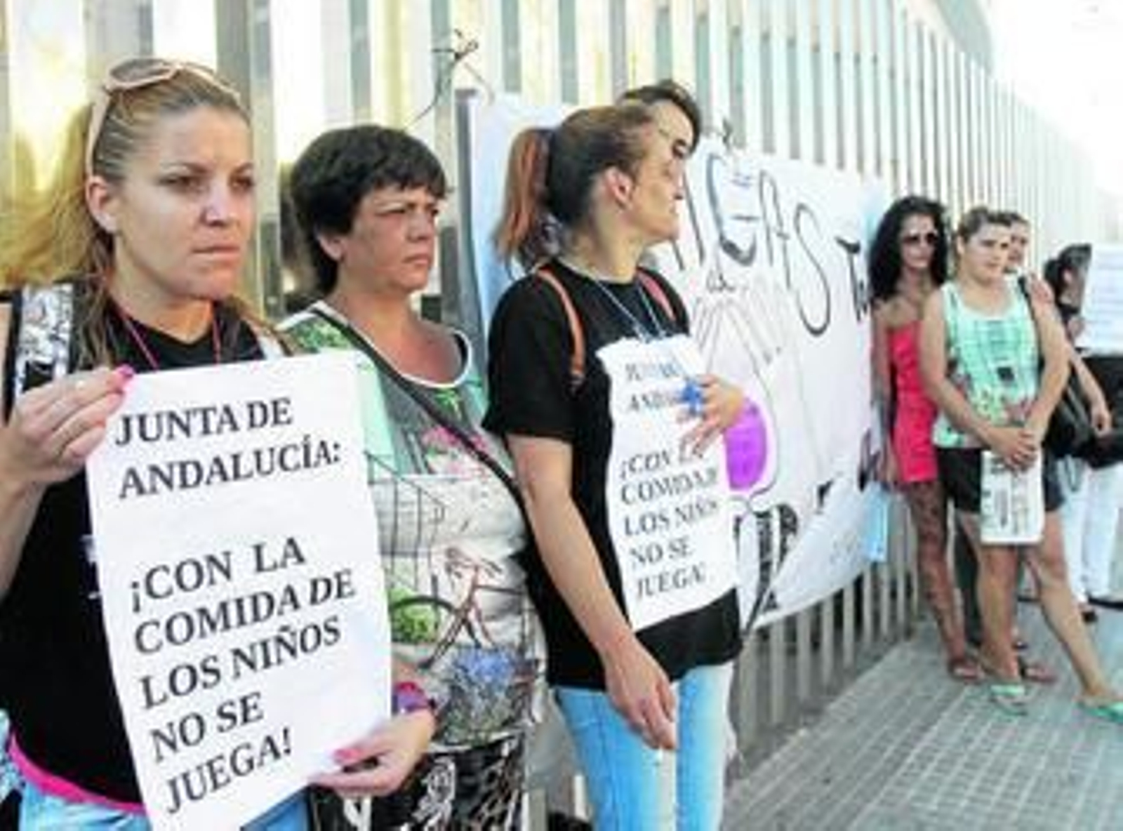 Madres, miembros de Amigas del Sur y de otros colectivos, el pasado lunes ante la Delegación de Asuntos Sociales.