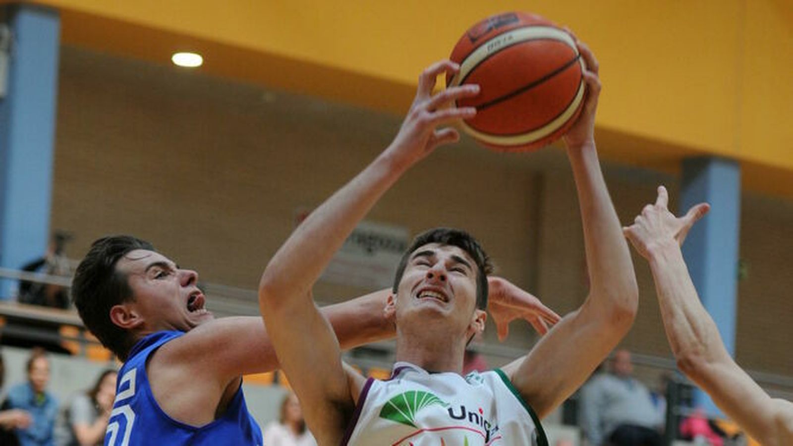 Carlos Galán pelea por un rebote en el pasado Campeonato de España.