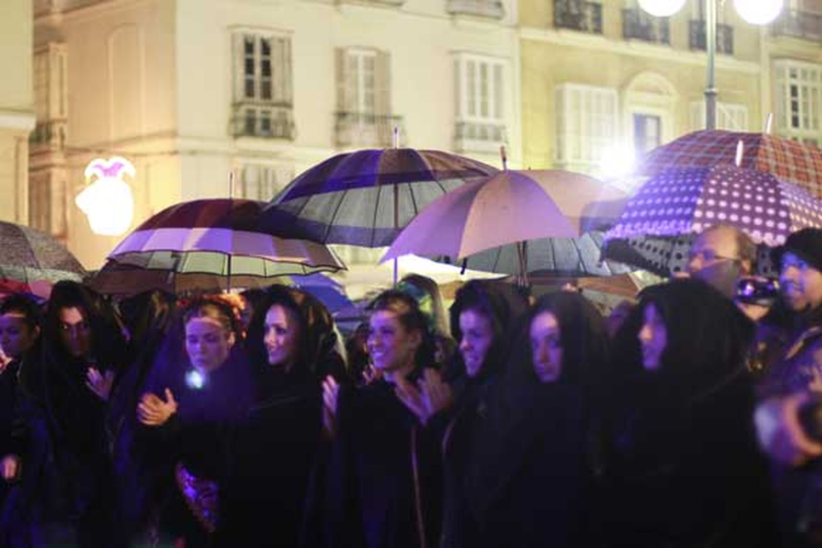 La lluvia también fue protagonista durante la celebración del pregón./Fotos:Lourdes de Vicente

Foto: Lourdes de Vicente