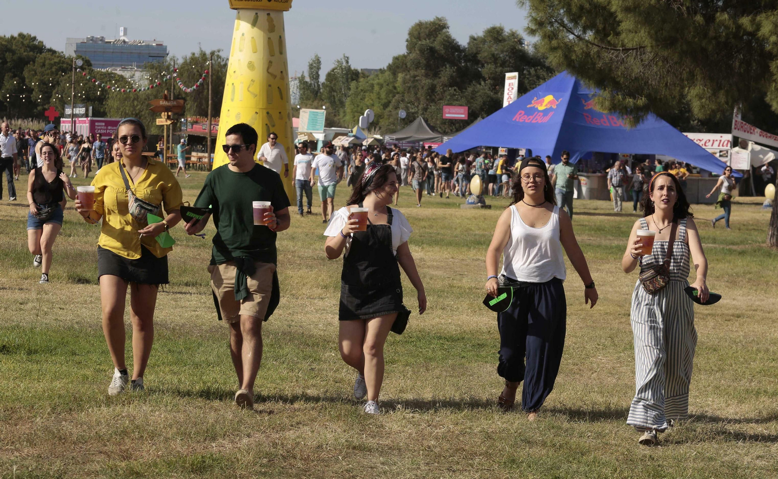 Varios jóvenes asistentes al Interestelar.