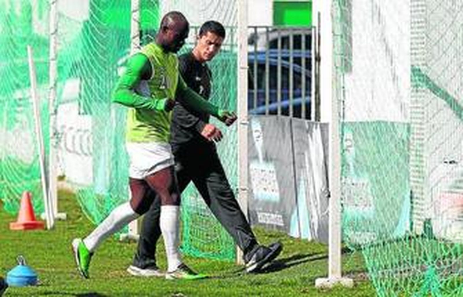 Emana se retira al vestuario junto a José Manuel Pizarro.