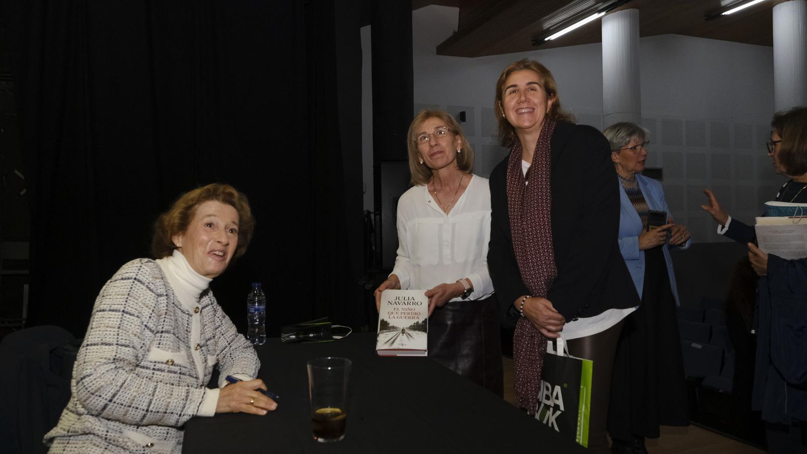 María José López con su hermana Fernanda y Julia Navarro.