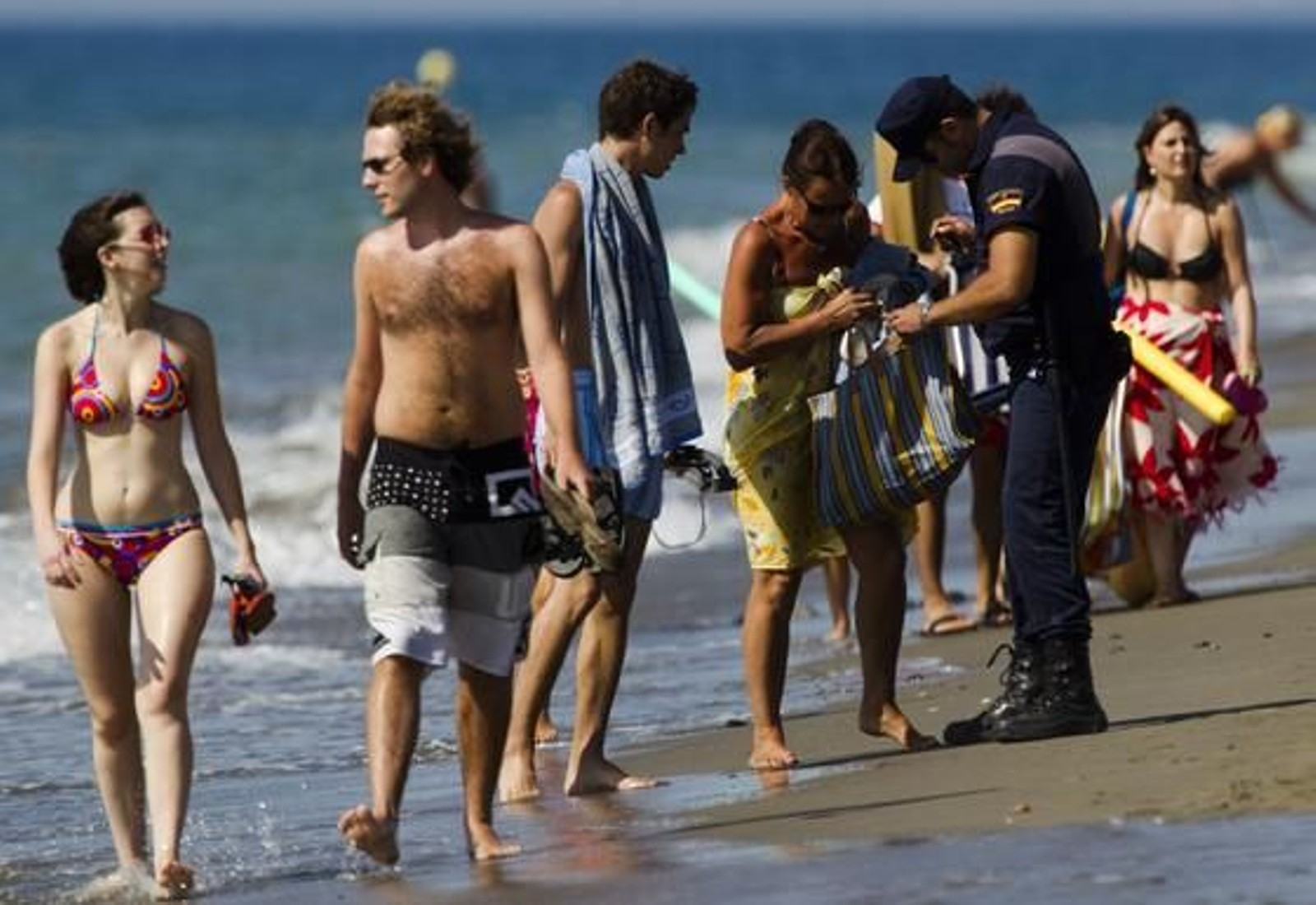 Michelle Obama y su hija Sasha descansan en una playa de Estepona. / EFE