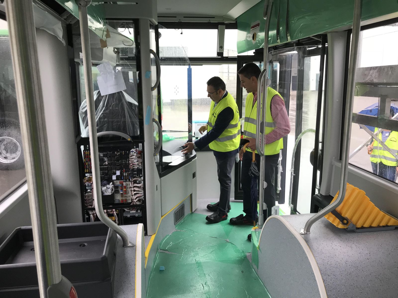 Imagen del interior y exterior de los nuevos autobuses.