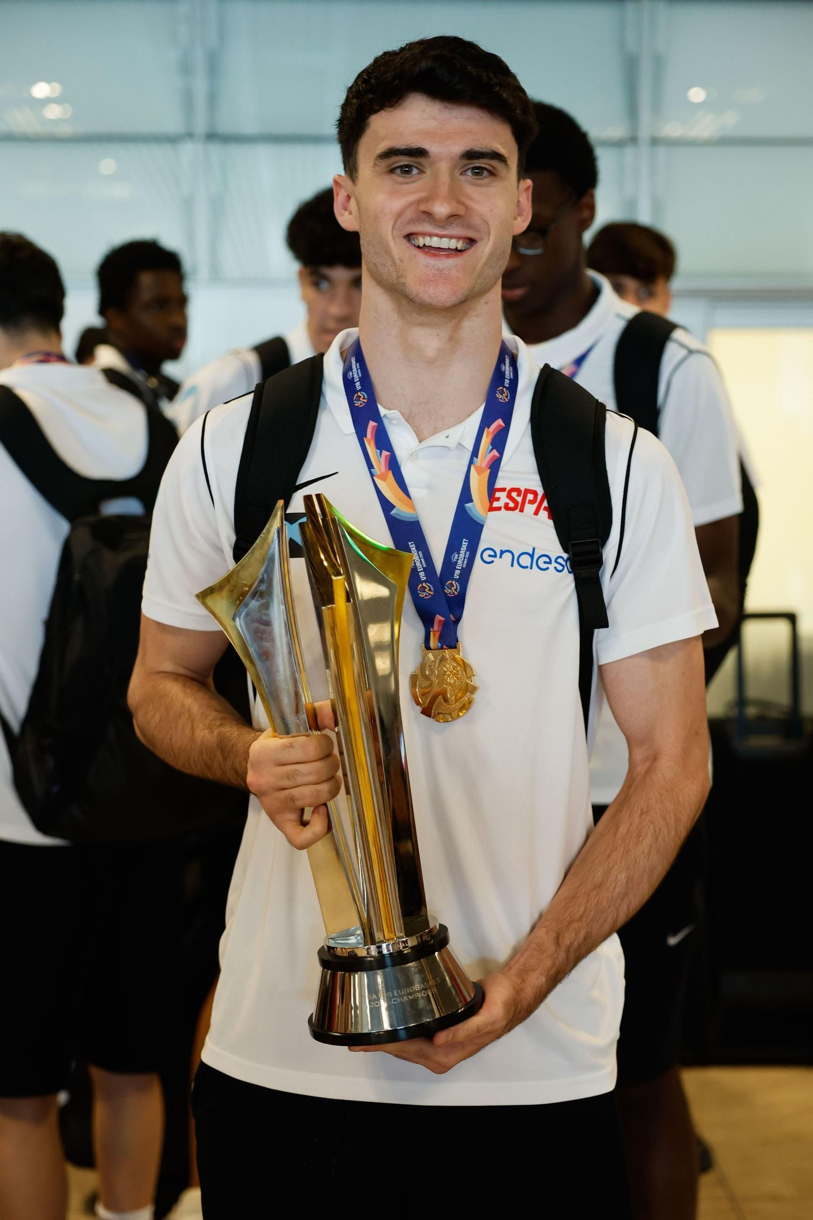 España sub 18 aterriza en Madrid con el oro