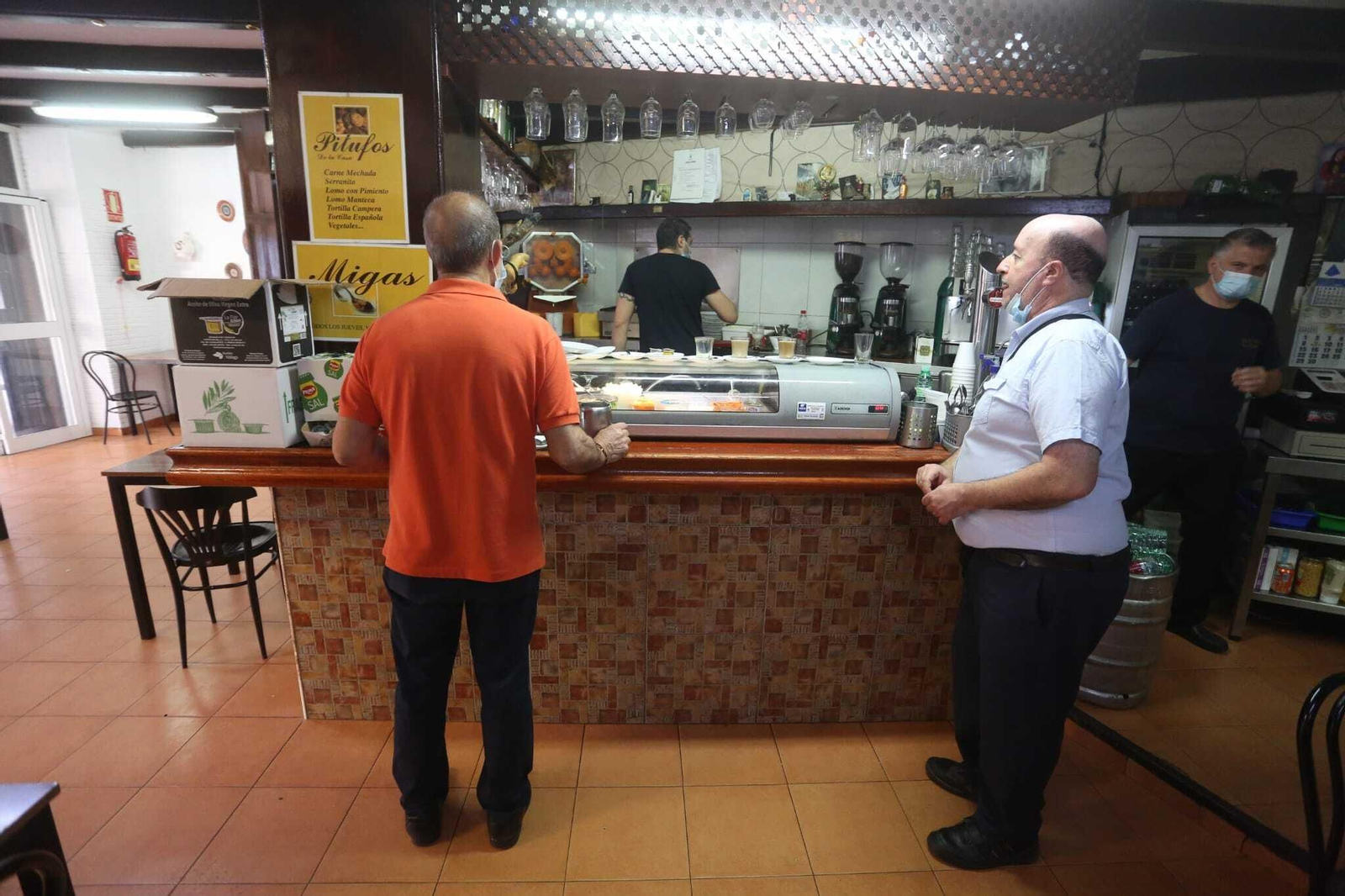 Málaga inicia la fase 3 en la barra del bar, en fotos