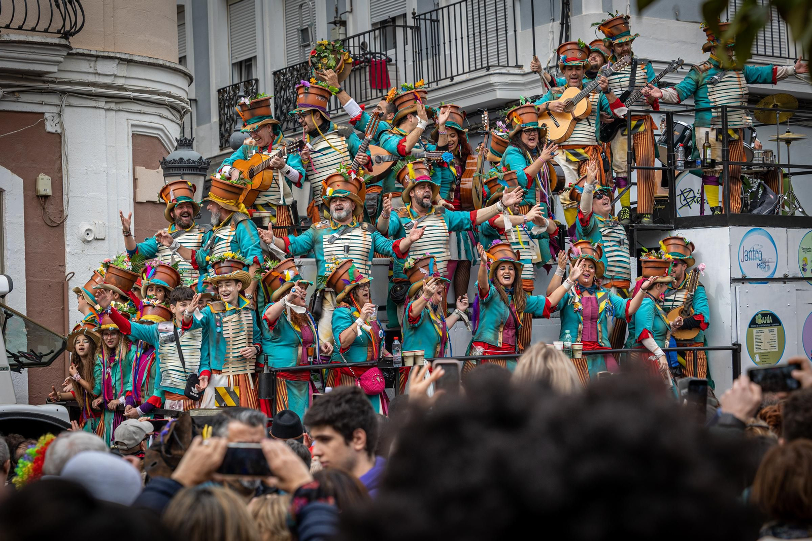 Imágenes del lunes de coros e ilegales del Carnaval de Cádiz 2023