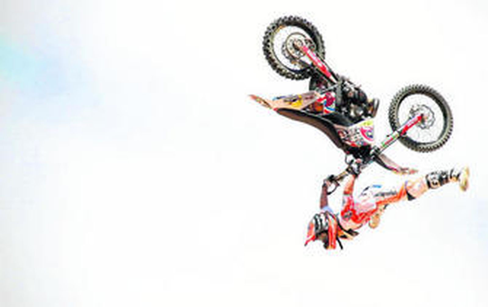 Dani Torres realiza un salto llamado backflip shaolin durante uno de sus entrenamientos.