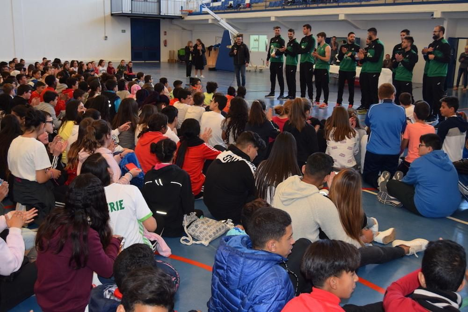 Unicaja reúne a 400 niños de La Mojonera en su campaña 'El Deportes es Vida'