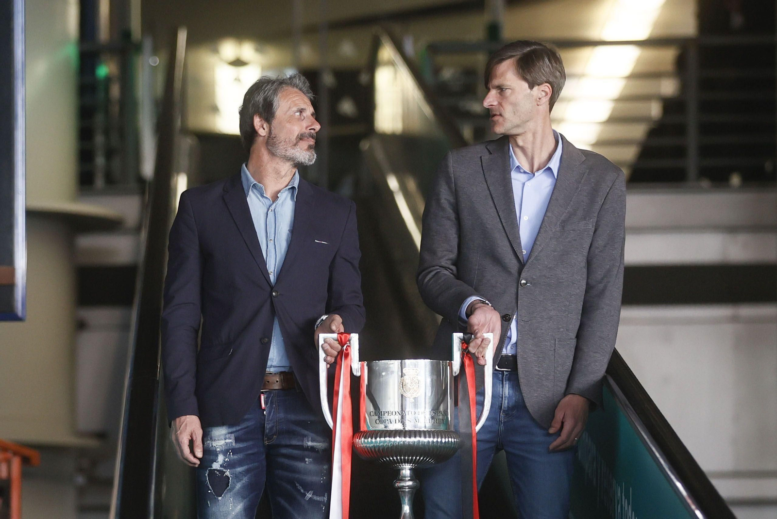 Las fotos de la llegada de la Copa a Sevilla