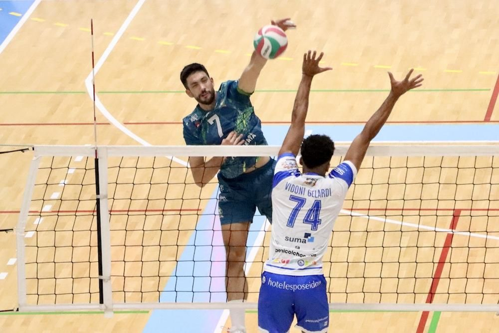 Ángel Rodríguez realiza un remate durante el encuentro de pretempoda que disputaron ahorradores y alicantinos.