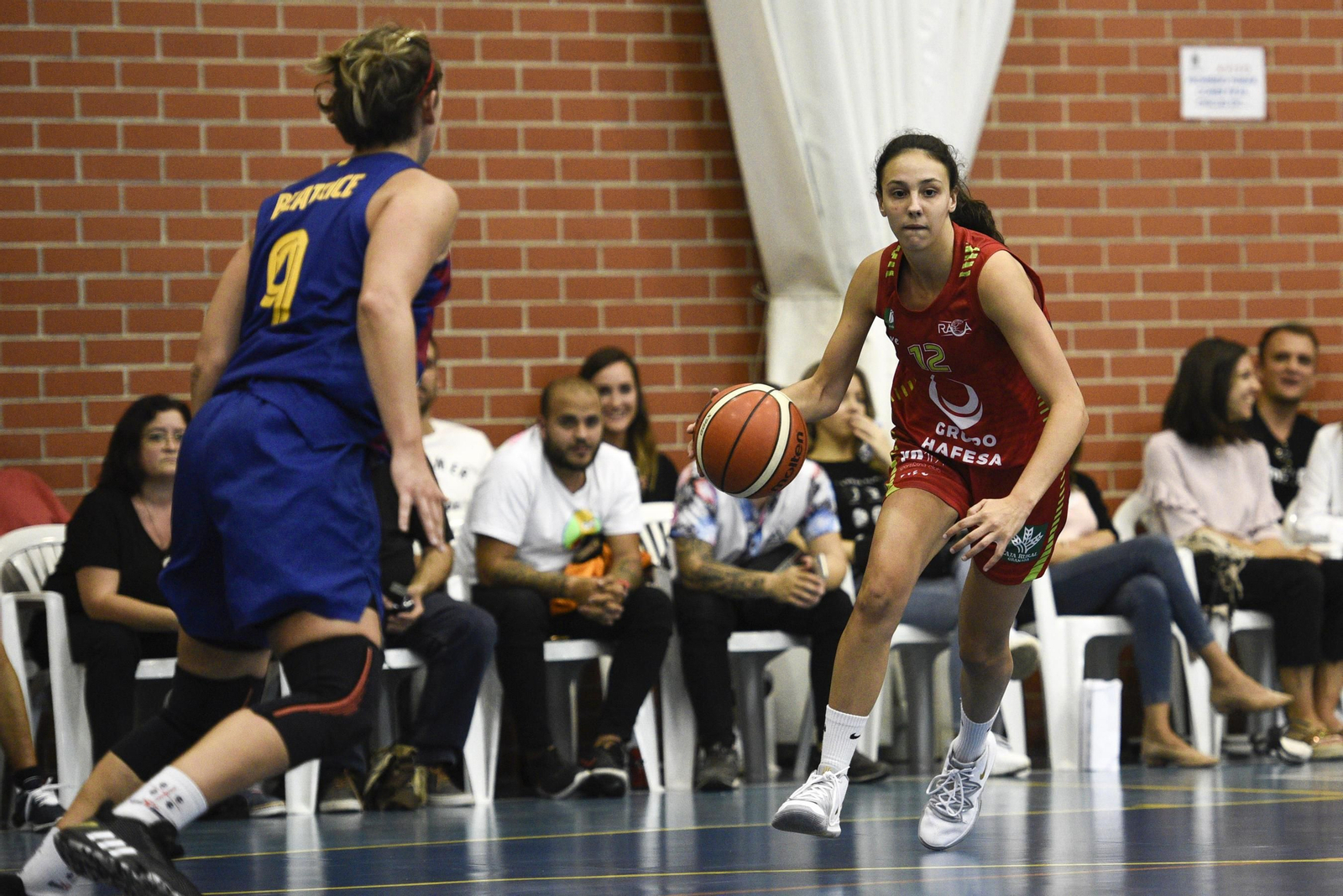 Marina Gea conduce el balón en un partido de la pasada temporada.