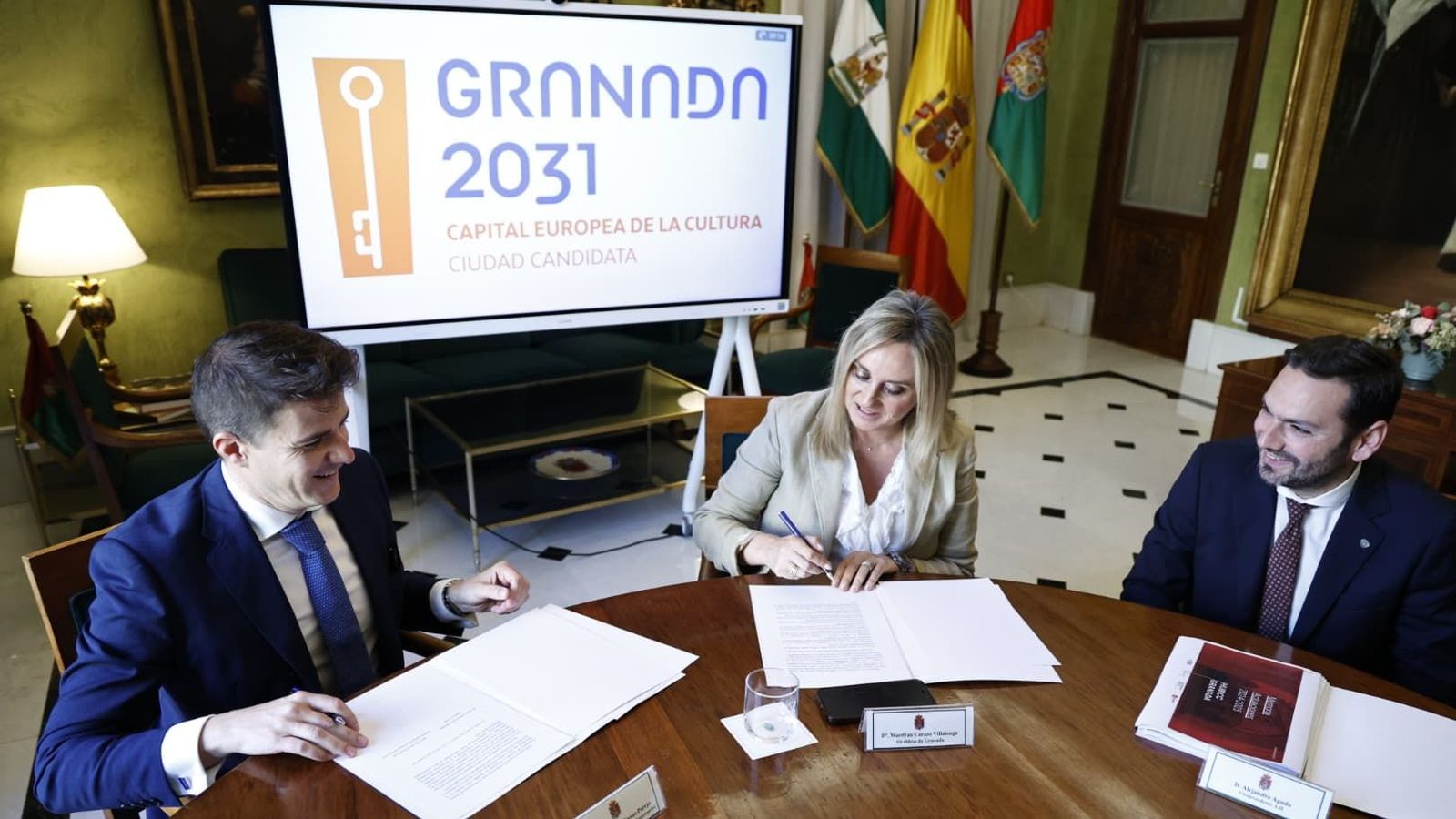 La alcaldesa de Granada, Marifrán Carazo y el presidente de AJE Granada, Carlos Álvarez, firman la adhesión a la candidatura