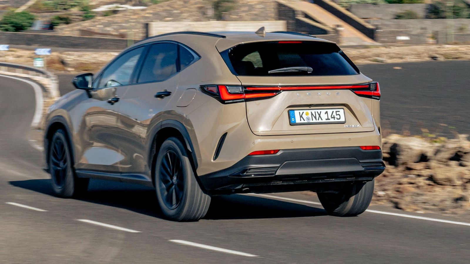 El NX Overtrail se ofrece en colores únicos para su carrocería como los Moon Desert y Verde Oliva.