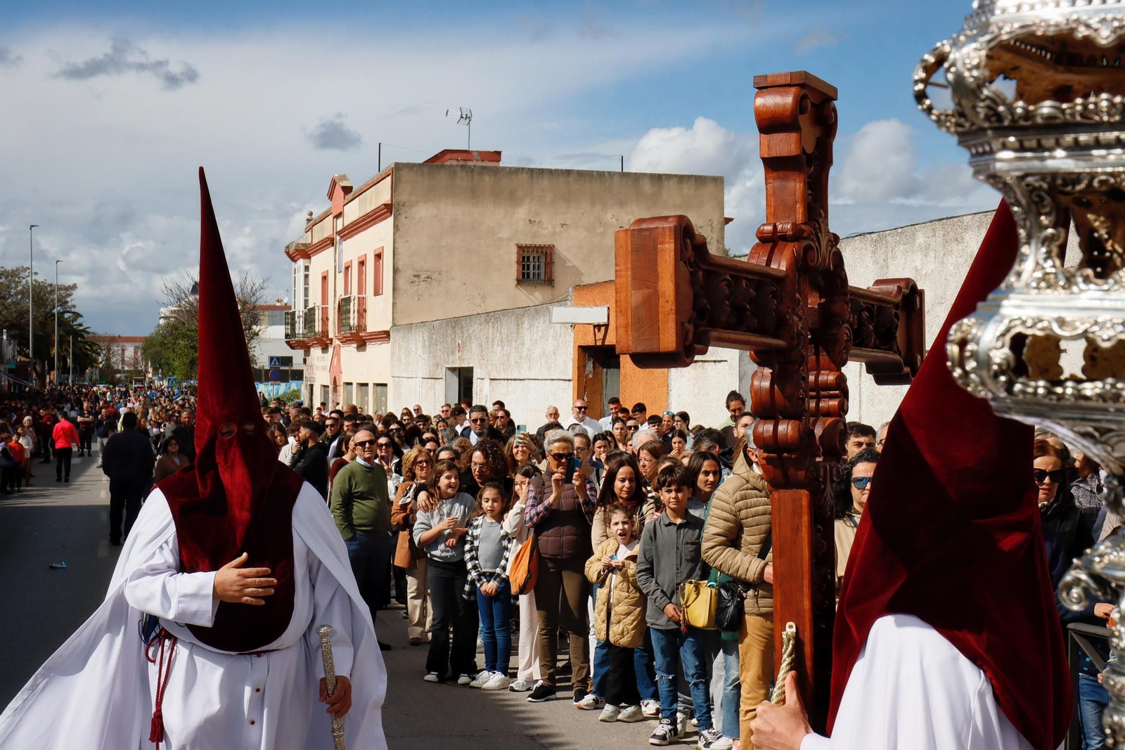 Imágenes de la salida del Amor en la Semana Santa de Chiclana 2025