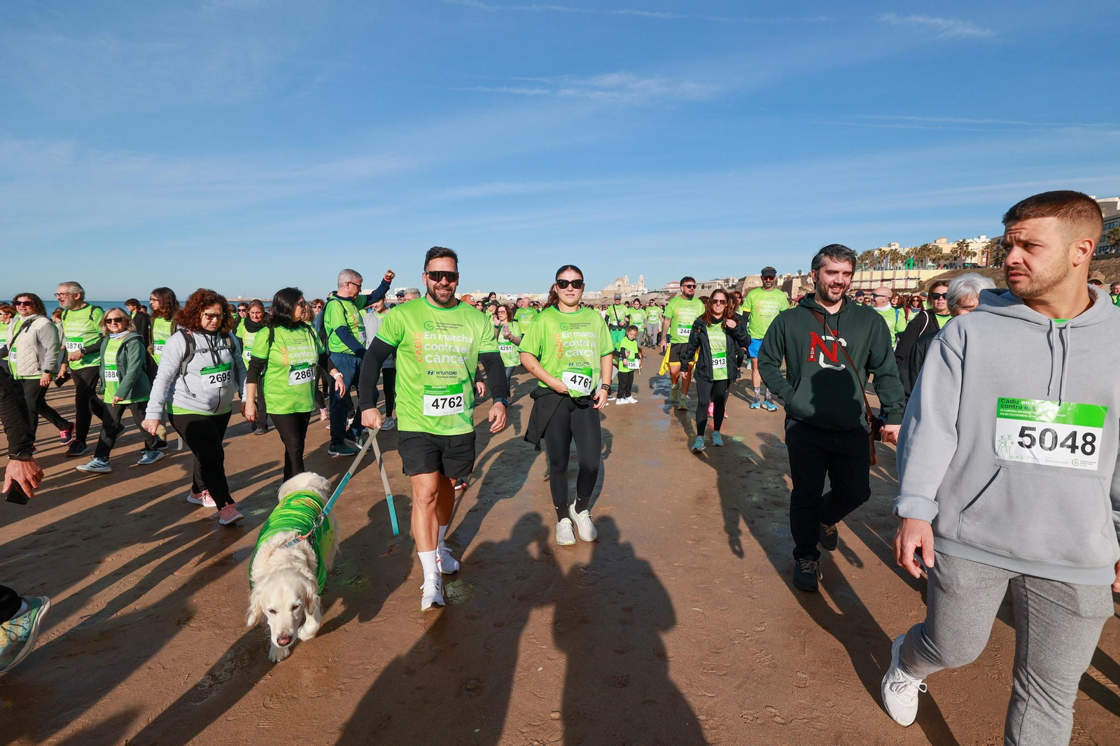 Búscate en las fotos de la XI Carrera en Marcha Contra el Cáncer de Cádiz