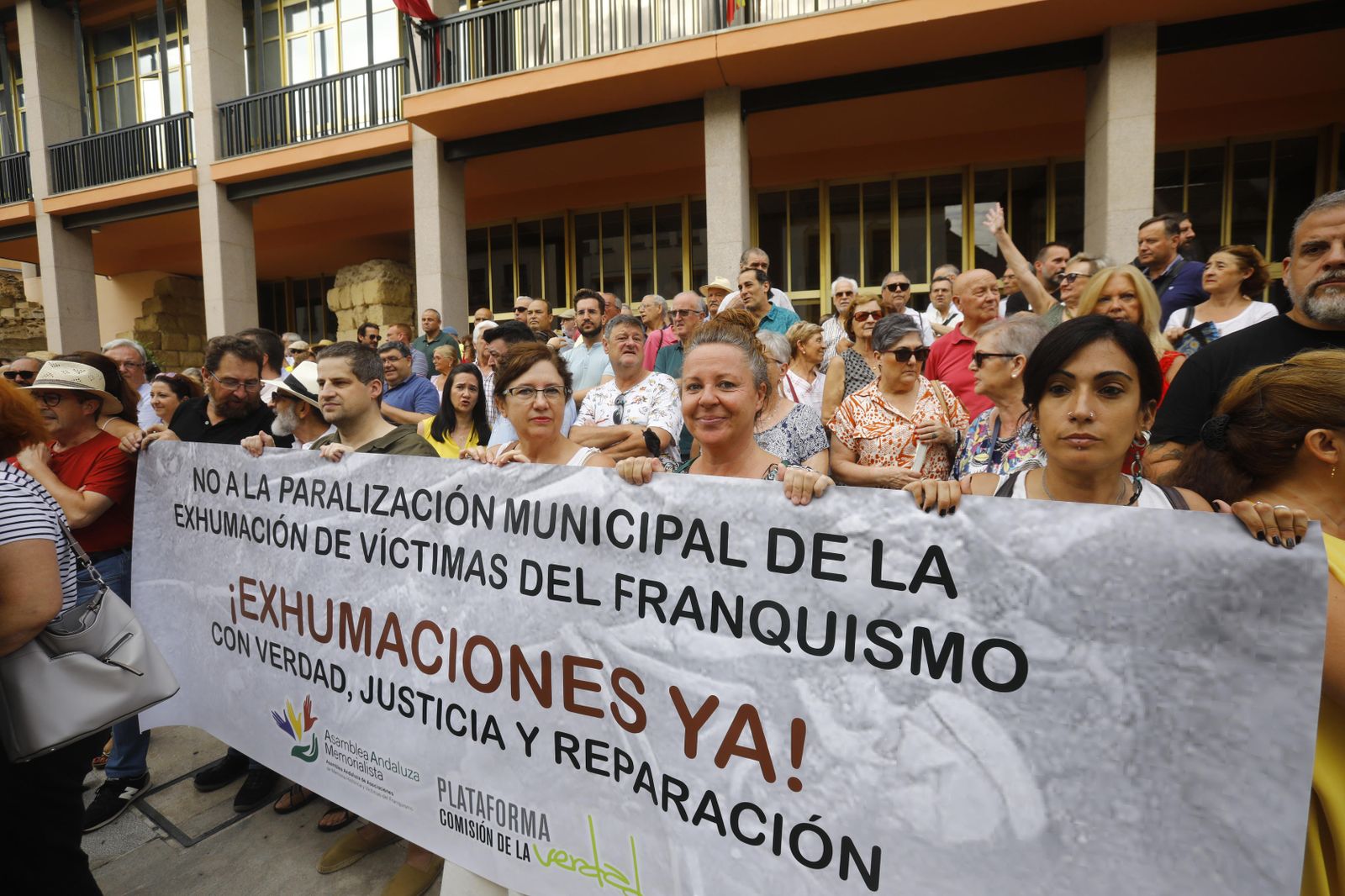 La protesta de los colectivos de memoria histórica ante el Ayuntamiento de Córdoba, en imágenes