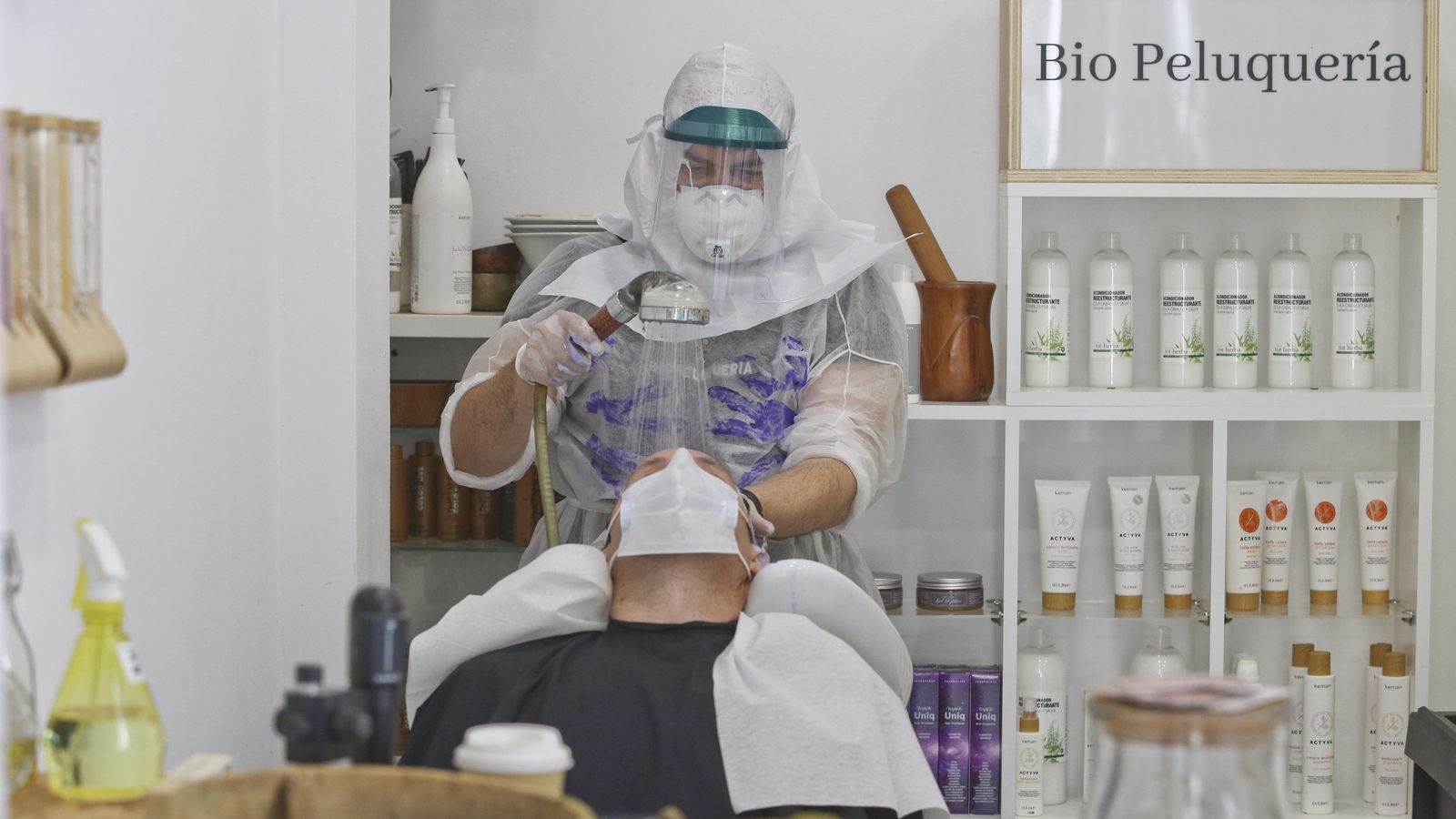 Jorge Morais atiende a un cliente en la Bio Peluquería.