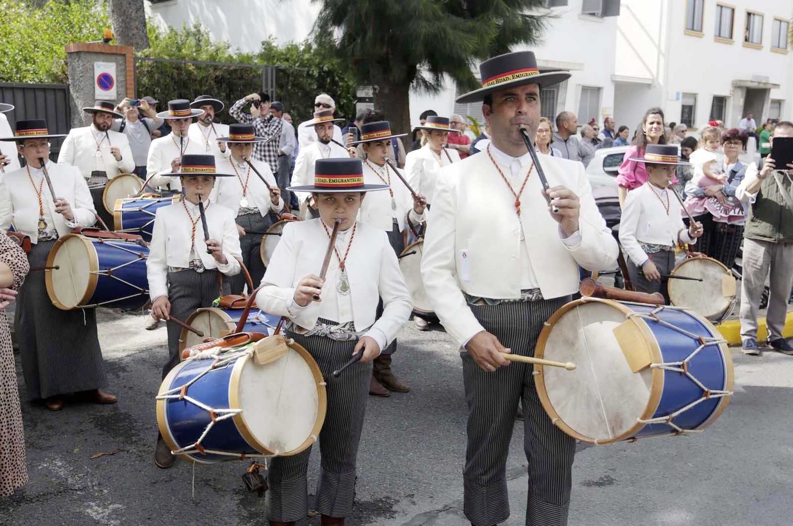 El Rocío 2023: Imágenes de la Hermandad de Emigrantes en su salida de Huelva