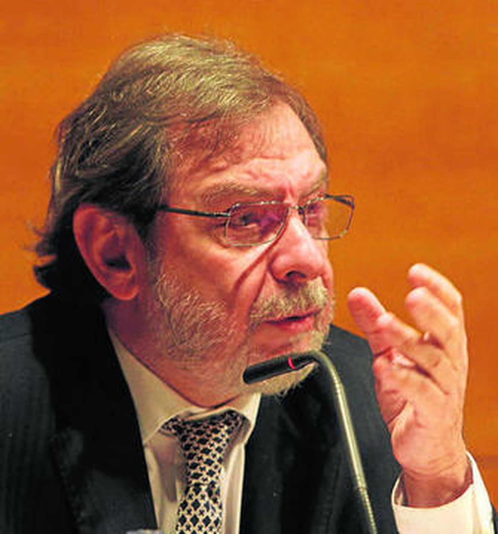 Juan Luis Cebrián, en una conferencia en Sevilla.