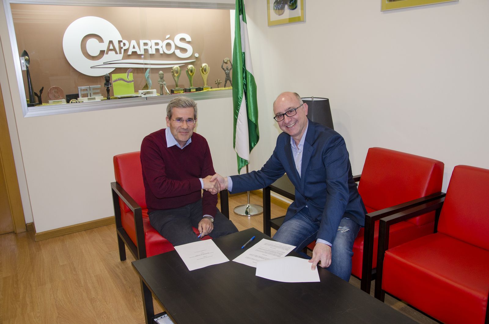 Firma de un convenio entre Caparrós y ASHAL.