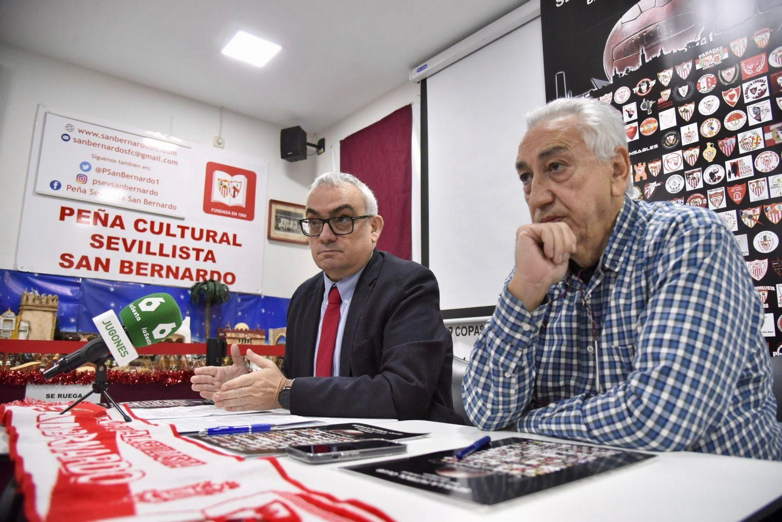 El presidente y el responsable de comunicación de Accionistas Unidos durante la rueda de prensa