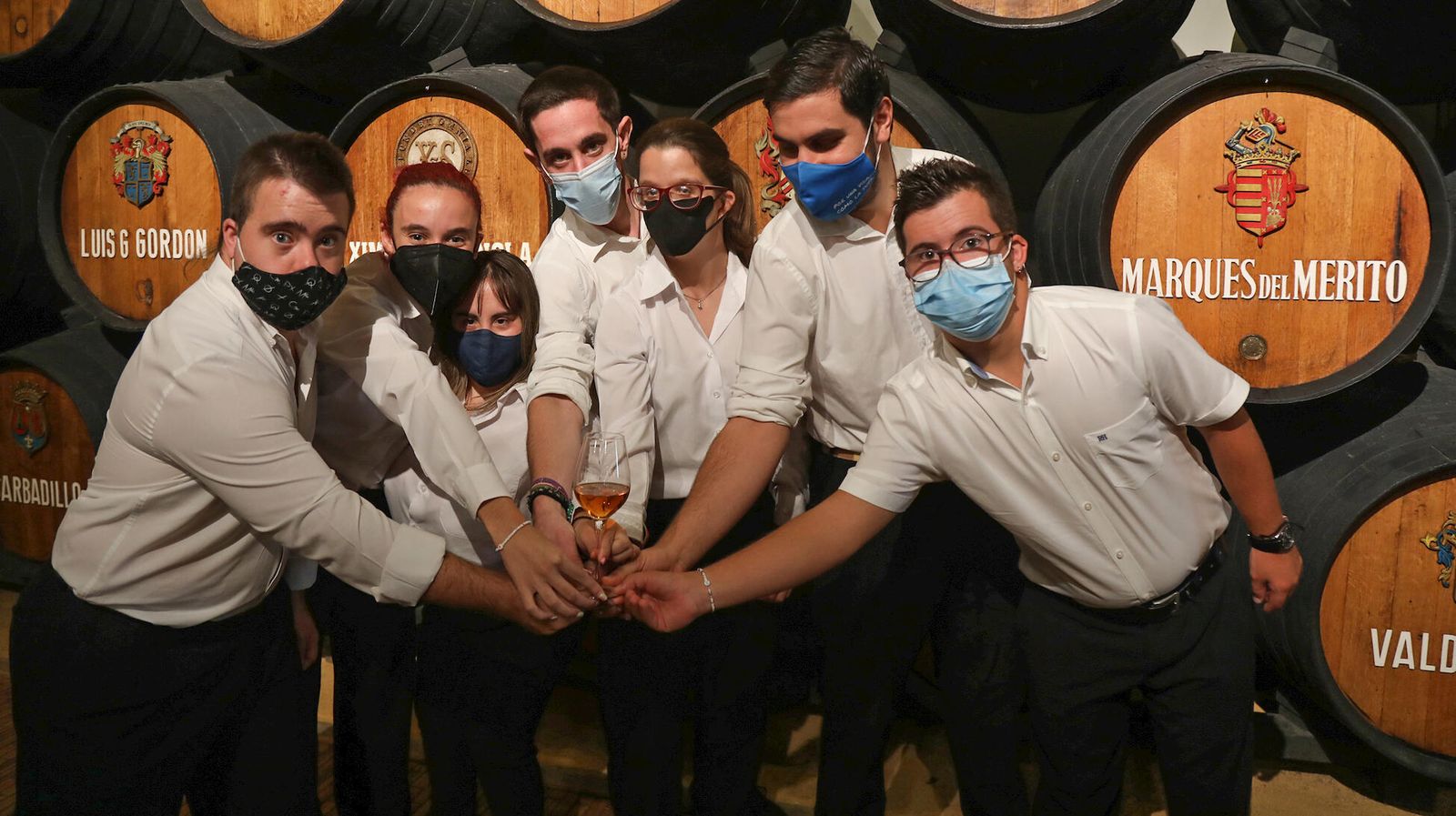 Los siete alumnos de Aspanido del curso de Auxiliar en Actividades Enoturísticas, brindando ayer tras la presentación en la Bodega San Ginés.