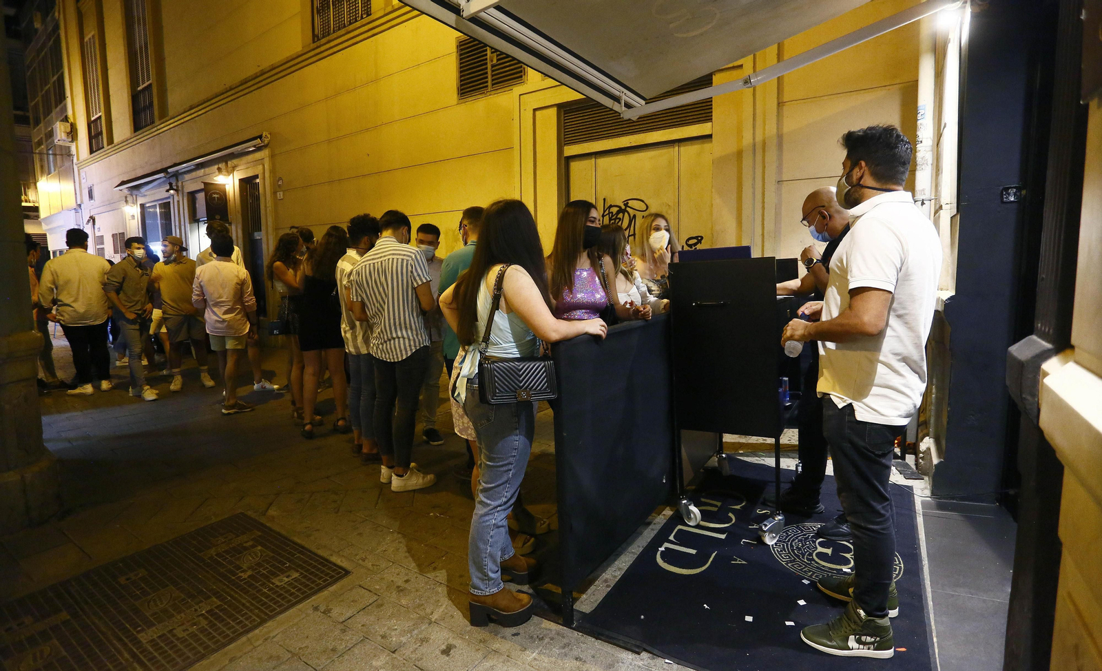 Jóvenes entrando en una discoteca en una foto de archivo.