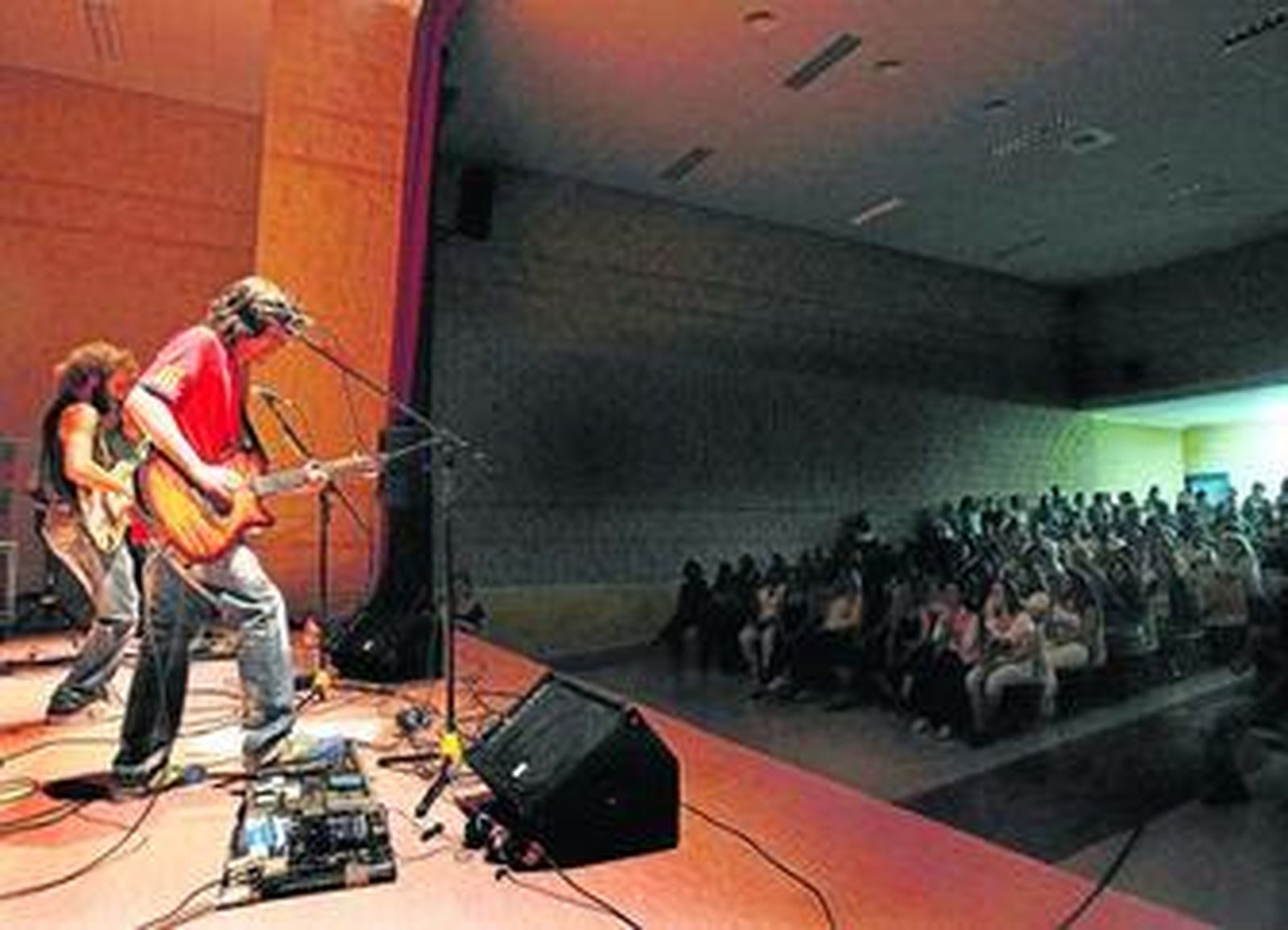 Los Delinqüentes, ayer, durante la actuación que ofrecieron a un grupo de internos  en el centro penitenciario Puerto III.
