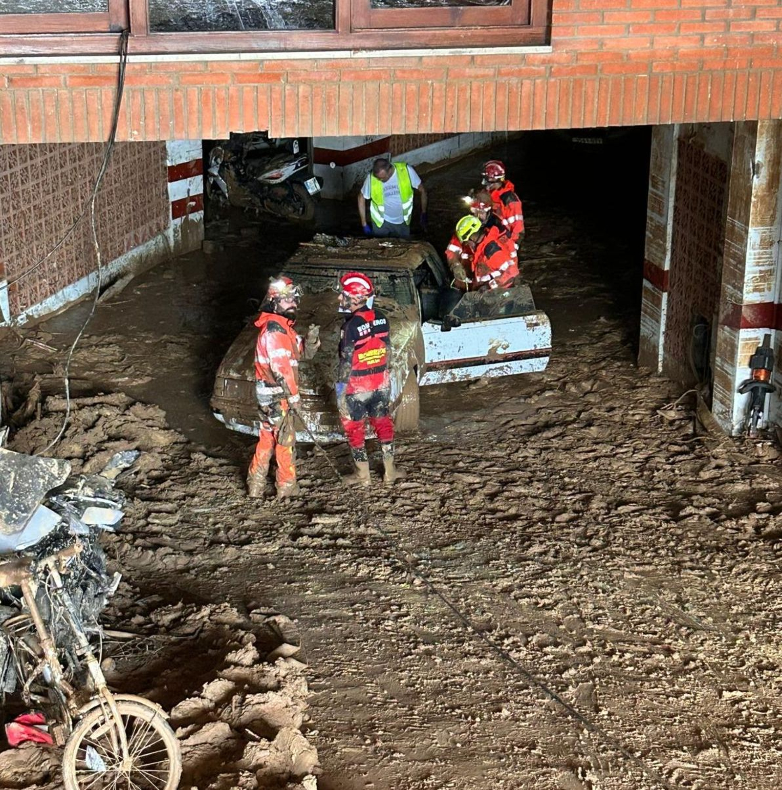 Tercer día de trabajo en Catarroja de los bomberos de Huelva. Tercer día de trabajo en Catarroja de los bomberos de Huelva.